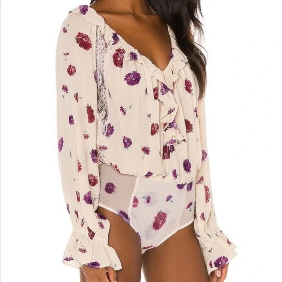 Free People Tops - Free People NWT Floral Deep V-neck ruffle body suit size Large.